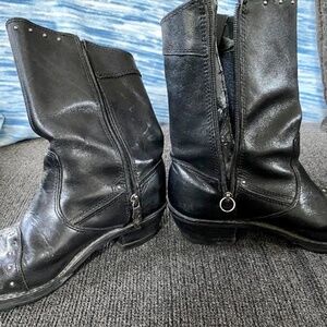 Harley-Davidson womens black leather zip boots with low heel and studs size 8.5